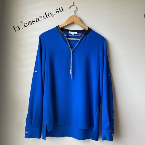 NWOT Calvin Klein Woman’s Royal blue roll up sleeve button top with chain - Picture 3 of 11